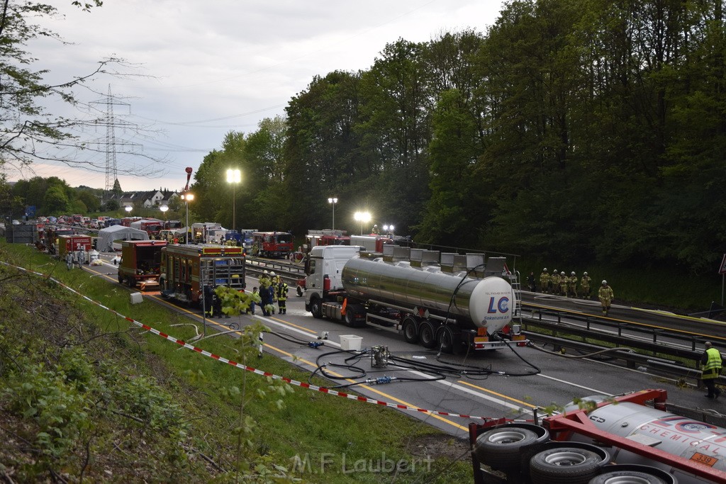 VU Gefahrgut LKW umgestuerzt A 4 Rich Koeln Hoehe AS Gummersbach P332.JPG - Miklos Laubert